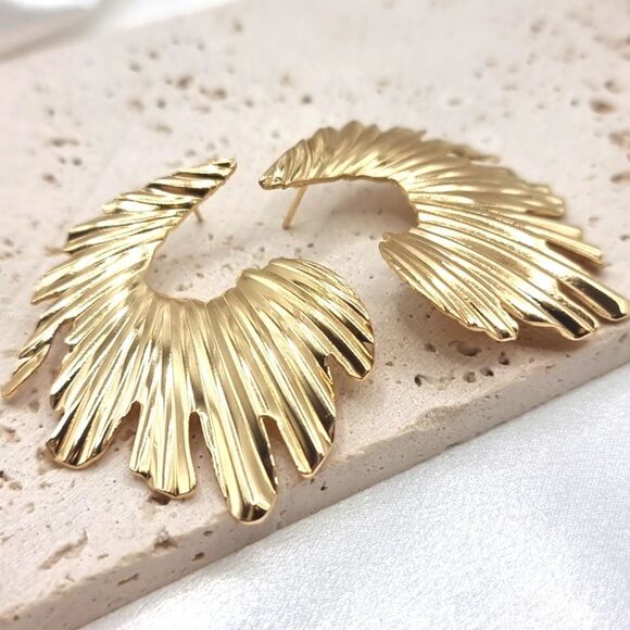 New ANTHRO Exaggerated leaf gold plated copper earrings. - Picture 3 of 7